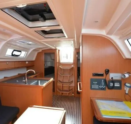 Botel Bavaria Cruiser 37- Aurora