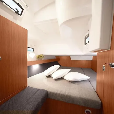 Botel Bavaria Cruiser 37- Aurora *