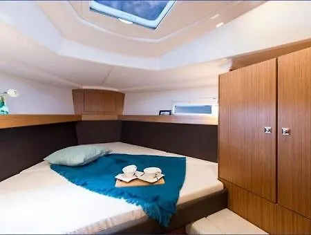 Botel Bavaria Cruiser 37- Aurora